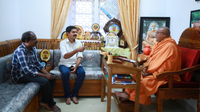 എ ലാൽസലാം, എം എ സിദ്ദീഖ് എന്നിവർ സച്ചിദാനന്ദ സ്വാമിയുമായുള്ള അഭിമുഖത്തിൽ